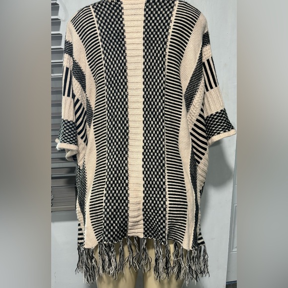 🖤💛Forever 21 Black and Cream Patterned Knit poncho size S/M oversize 🖤💛Box D - Picture 7 of 9